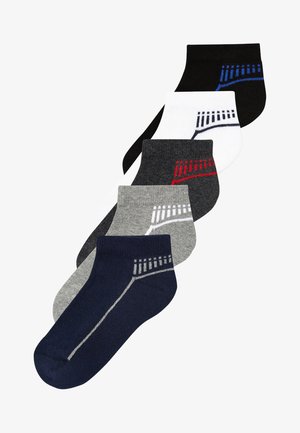 Conjunto de cinco pares de calcetines tobilleros en negro, blanco, gris, gris oscuro y azul marino, con rayas en contraste y logotipos en los lados exteriores.