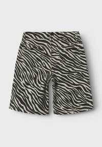 Zebramönstrade shorts i beige och svart denim. Har två bakfickor och en rak bendesign. Texturerad tyg med ett distinkt mönster.