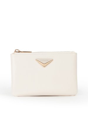 Borsa in pelle crema con un accento dorato triangolare e logo. Texture liscia, chiusura con zip nella parte superiore, forma rettangolare compatta.