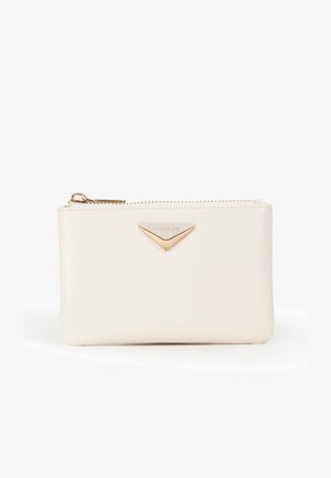 Pochette en cuir crème avec un accent triangulaire doré et un logo. Texture lisse, fermeture éclair en haut, forme rectangulaire compacte.