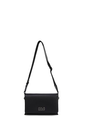 Borsa a tracolla rettangolare in pelle nera con tracolla regolabile e logo DJ argentato sulla patta anteriore.