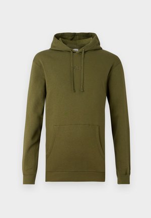 Olive zelena kapuca iz mehkega materiala, z sprednjim žepom, nastavljivim kapuco s vrvico in subtilnim izvezenim logotipom nad žepom.