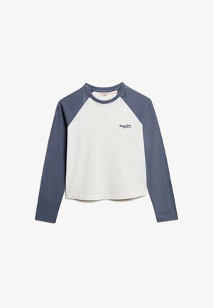 Hvid langærmet T-shirt med mørkeblå raglanærmer. Har rund hals og "SuperDry" logo på brystet. I bomulds materiale.