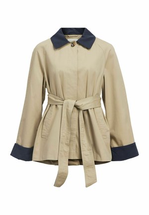 Abrigo beige con cuello y puños azul marino, cintura entallada con un cinturón, con mangas largas y una silueta recta.