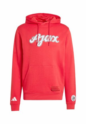 Rød hættetrøje med hvid "Ajax" skrift på brystet, Adidas-logo på højre ærme og cirkulært emblem på venstre ærmekant.