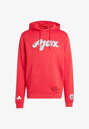Rød hættetrøje med hvid "Ajax" skrift på brystet, Adidas-logo på højre ærme og cirkulært emblem på venstre ærmekant.