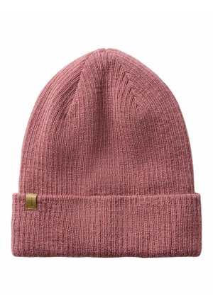 Bonnet rose en maille avec bord replié et petite étiquette marron sur le côté, isolé sur fond blanc.