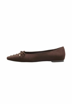 Dunkelbrauner flacher Schuh mit spitzer Spitze, dekorativen seitlichen Schnürbändern mit goldenen Ösen und einer kleinen Schleife oben.