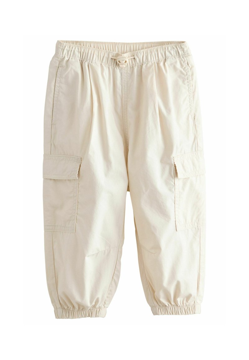 Beige cargobukser med elastisk talje og snor, udstyret med sidelommer og elastiske manchetter ved anklerne. Letvægtsmateriale.