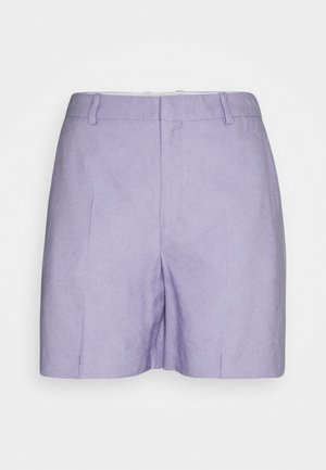Lavendelfarbene, hoch taillierte, maßgeschneiderte Shorts mit Gürtelschlaufen, vorderen Falten und verdecktem Frontverschluss auf schlicht weißem Hintergrund.
