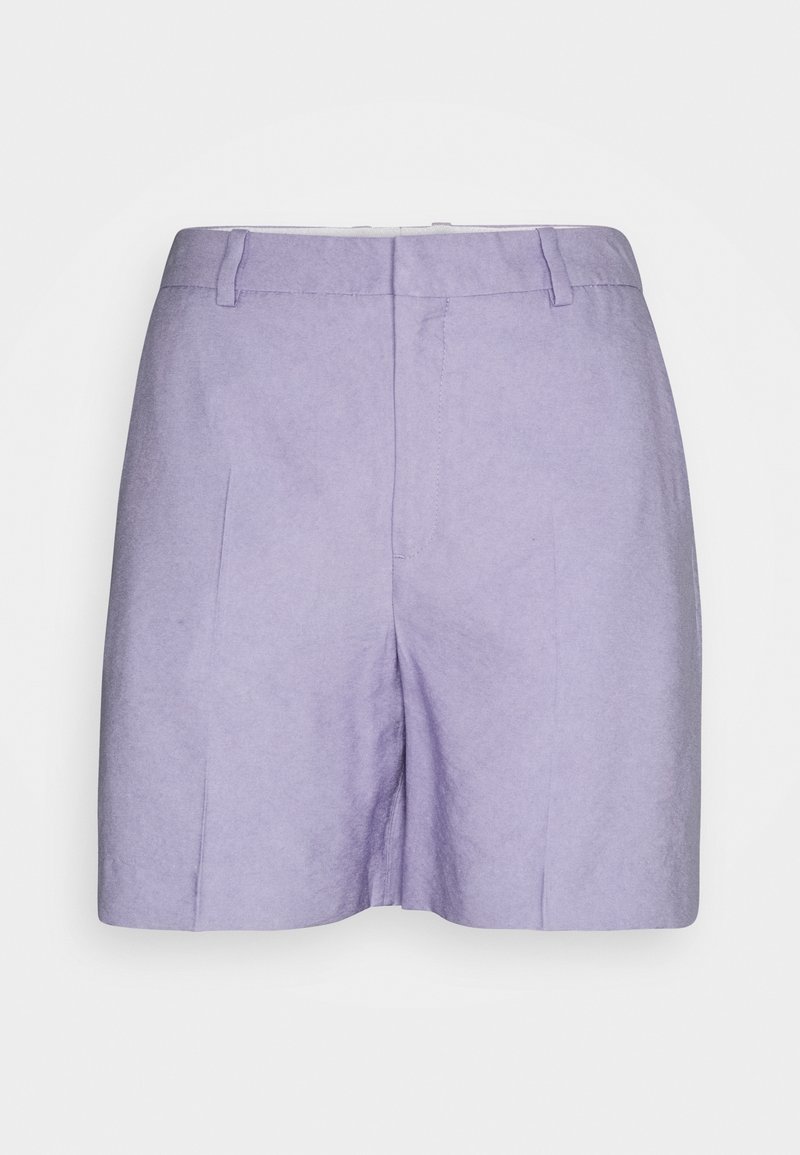 Shorts taille haute lavande, confectionnés sur mesure, avec passants pour ceinture, plis à l'avant et fermeture avant dissimulée sur un fond blanc uni.