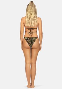 Czarny stringi bikini z wielokolorowym abstrakcyjnym nadrukiem. Oferuje top z wiązaniem z tyłu oraz dolną część o wysokim wycięciu dla minimalnego pokrycia. Gładka tekstura.