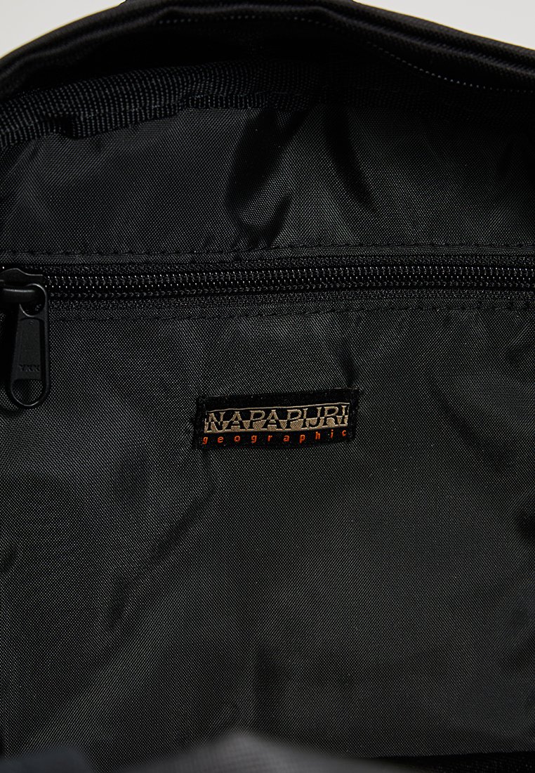 Czarny materiał wewnętrzny torby z zamykaną kieszenią i naszywką z logo Napapijri Geographic poniżej zamka.
