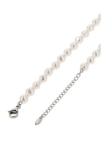 Naszyjnik z pereł składający się z okrągłych, białych pereł o gładkim wykończeniu, zapięcie ze srebra oraz regulowany łańcuszek umożliwiający zmianę długości.