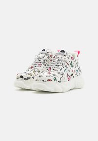 Sneakers bianchi con grafiche colorate, punta rotonda, collo imbottito e suola spessa e testurizzata. Presentano lacci a contrasto e accenti rosa.