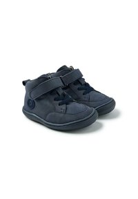 Scarpe alte blu scuro realizzate in tessuto testurizzato, con una fascia in Velcro, lacci e una suola in gomma con un accento a logo circolare.