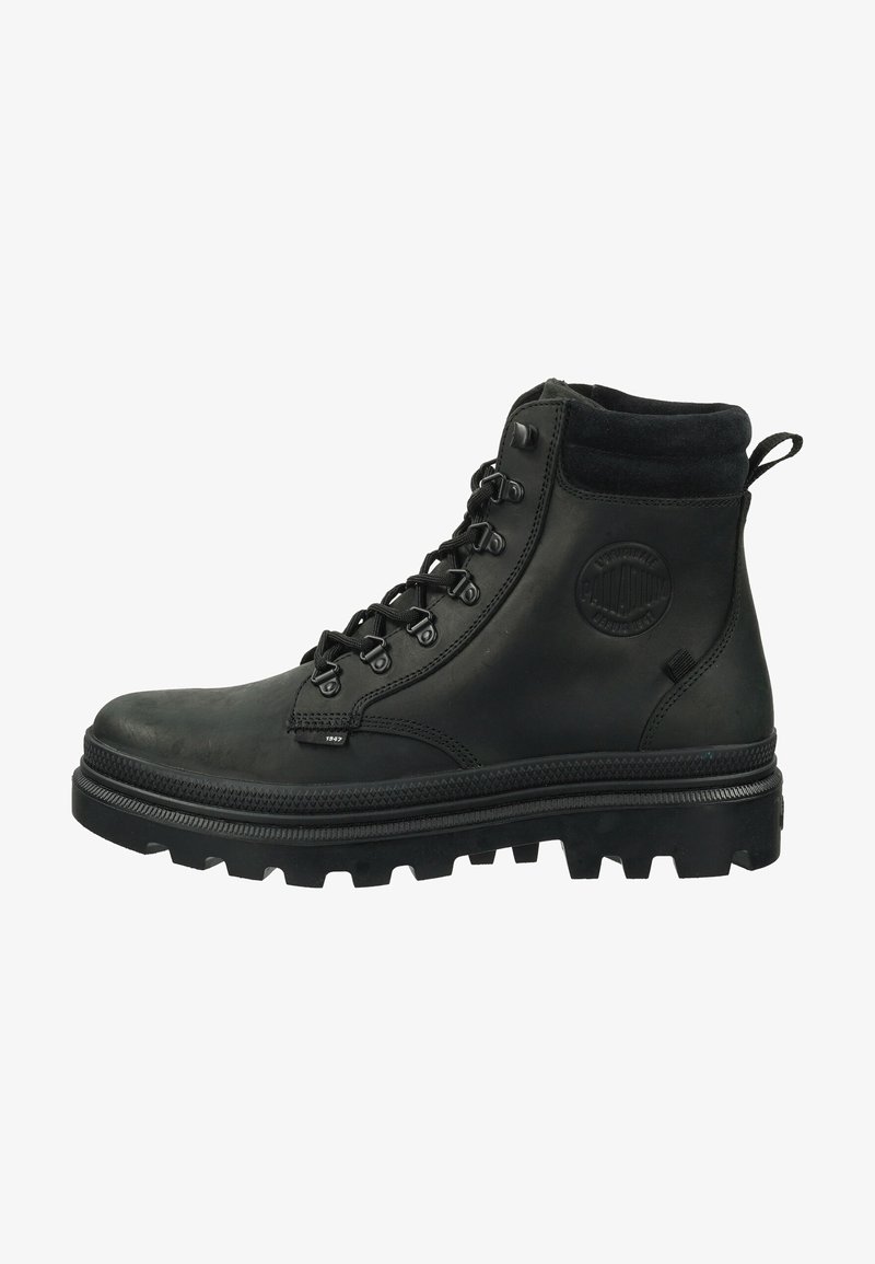 Botte de randonnée en cuir noir avec une semelle en caoutchouc robuste, design à lacets, col rembourré et un accent logo circulaire sur le côté.