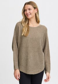 Beige gestrickter Pullover mit lockerer Passform, rundem Halsausschnitt und langen Ärmeln, der ein strukturiertes Muster und einen abgerundeten Saum aufweist.