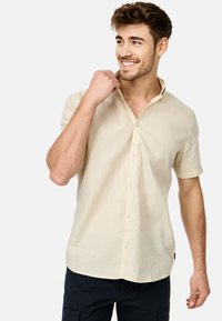 Korte mouw button-up overhemd in gebroken wit, gemaakt van lichtgewicht stof met een subtiele textuur en een klassieke kraagontwerp.