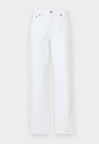 Vita denimjeans har en avslappnad passform med raka ben, femfickorsdesign, framknäppning och nitar i kopparliknande ton.