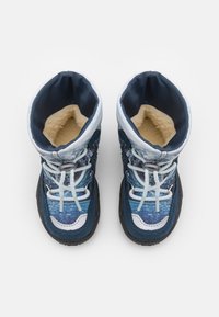 Blaue isolierte Winterstiefel mit einem strukturierten Design, weißen Akzenten, hellblauen Schnürsenkeln und einem weichen, cremefarbenen Innenfutter. Runde Zehenpartie und robustes Profil.