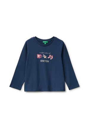 Camisa de manga larga azul marino con iconos rosas de una taza, una hoja y calcetines, y texto que dice "united colors of BENETTON" en el frente.