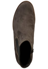 Bottine en daim marron avec des panneaux latéraux élastiques et une fermeture éclair latérale. Elle présente un bout arrondi et une semelle texturée pour une meilleure adhérence.