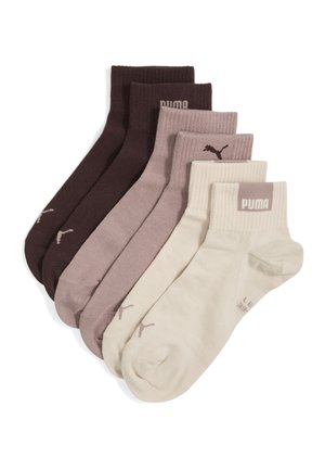 Pięć par skarpetek Puma do kostki w odcieniach brązu, beżu i kremu, każda z logo Puma na ściągaczu przy kostce.