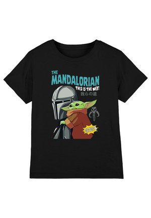 Schwarzes T-Shirt mit einer Grafik des Mandalorian-Helms und Grogu in einem braunen Gewand mit dem Text „The Mandalorian This is the way!“ und japanischen Schriftzeichen.