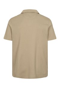 Tricou polo bej cu mâneci scurte, material texturat cu un model subtil în carouri, guler pliat și tiv drept.