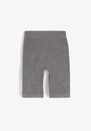 Szare ribbed szorty o dopasowanym kroju, z szerokim pasem i kontrastującymi jaśniejszymi szwami wzdłuż dołu i szwów.