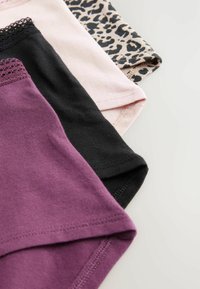 Set med tre par stretchbomullsunderkläder: rosa, svart och lila enfärgade, plus en design med leopardmönster. Har spetskantade detaljer.