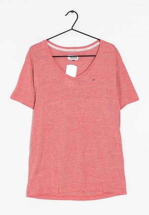 Kurzarm, V-Ausschnitt T-Shirt aus leicht rotem meliertem Stoff. Mit einem kleinen Logo auf der Brust und einem Etikett, das nahe dem Ausschnitt befestigt ist.