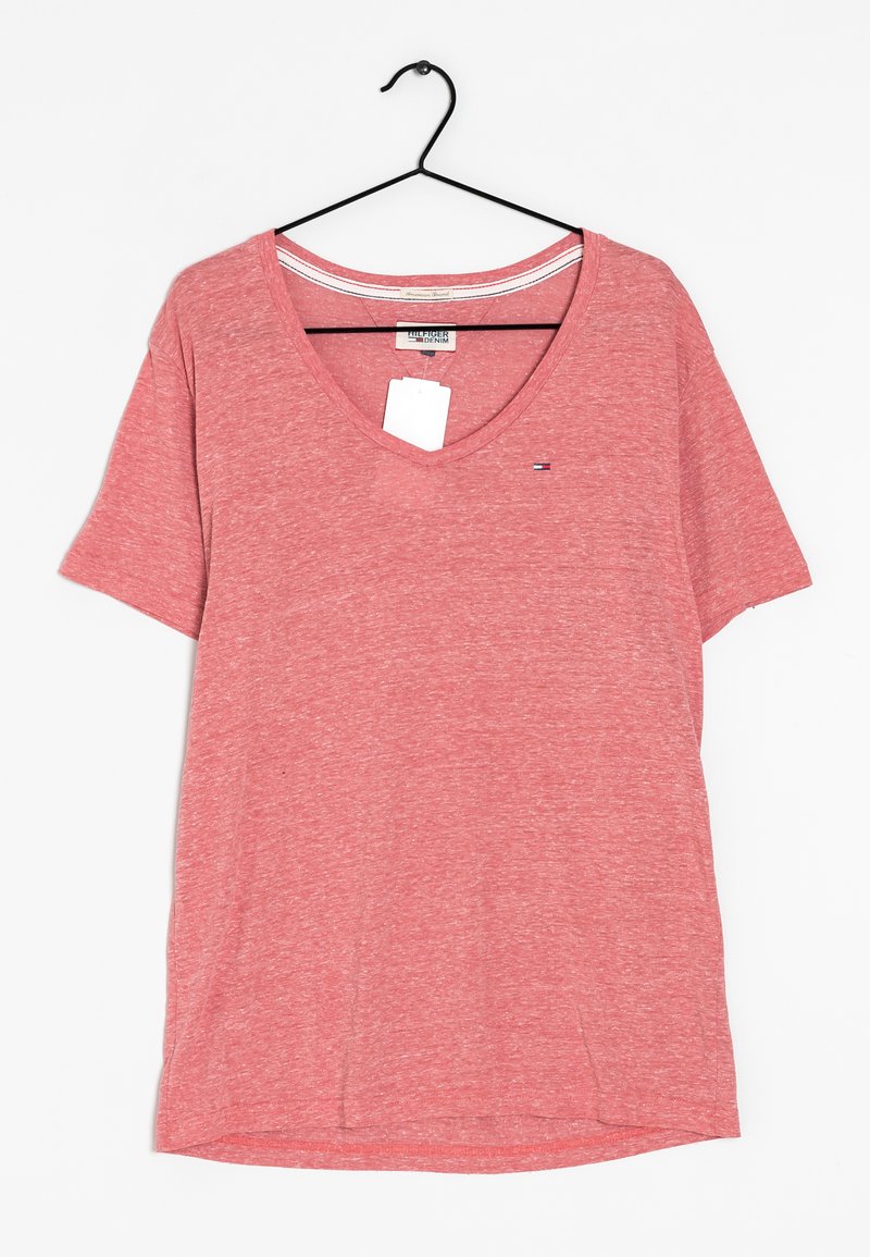 T-shirt a maniche corte con scollatura a V in tessuto rosso chiaro melangiato. Presenta un piccolo logo sul petto e un'etichetta attaccata vicino al colletto.