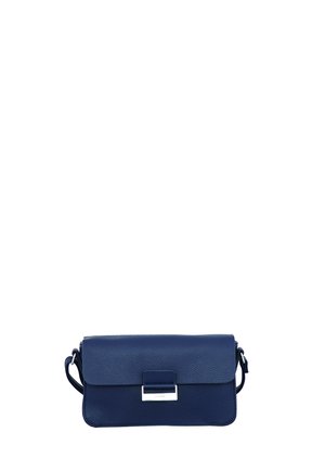 Rechthoekige navyblauwe leren crossbodytas met een gestructureerd oppervlak, klepafsluiting, zilveren rechthoekige gesp en verstelbare schouderriem.