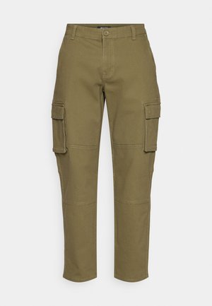 Pantalones cargo verdes oliva con un diseño de pierna recta, que presentan bolsillos laterales, un cierre de botón y detalles de costura visibles. Hechos de un tejido duradero.
