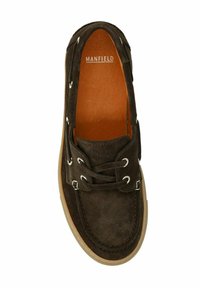 Bruine suède boot schoen met een ronde neus, leren voering, witte metalen oogjes en een lichtgekleurde rubberen zool. "MANFIELD" label zichtbaar van binnen.