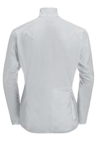 Lichtgewicht, waterafstotende, lange mouwen jas in lichtgrijs. Beschikt over een hoge kraag, ritszakken aan de zijkant en een gladde, matte textuur.