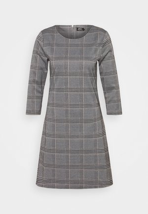 Robe en plaid gris avec un col carré, des manches longues et un ourlet évasé. Le tissu présente un motif à carreaux tissé avec des épaisseurs de lignes variées.