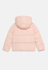 Casaco de inverno acolchoado rosa com capuz, apresentando costura horizontal e mangas longas. O tecido tem uma textura suave.