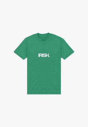 Camiseta de algodón verde con la palabra "IRISH." en letras blancas y negrita en el frente. Manga corta y diseño de cuello redondo.
