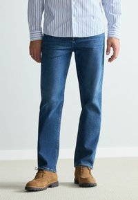 Next REGULAR FIT - SIGNATURE BRUSHED BACK COSY - Tiesaus kirpimo džinsai - mid blue