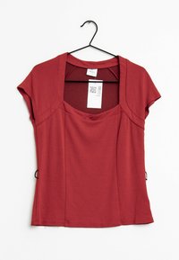 Rød T-shirt med korte ærmer og scoop-halsudskæring, lavet af glat stof, med sidesømme og et mærke fastgjort med en QR-kode.