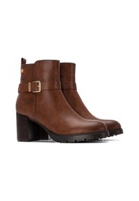 Stivali ankle in pelle marrone con finitura testurizzata, caratterizzati da una cintura con fibbia dorata, tacco in gomma nera spesso e suola robusta.