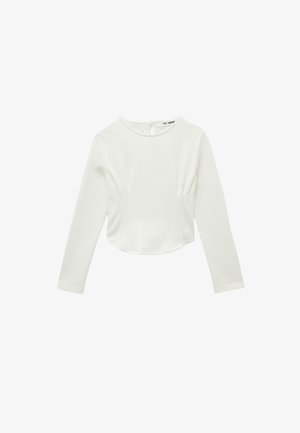 Haut ajusté à manches longues blanches avec encolure ronde, petite fermeture à bouton au dos et détail de couture subtil sur les côtés avant.