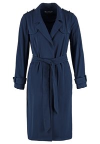 Trench coat navy en un tejido suave. Cuenta con mangas largas, bolsillos frontales, un cinturón y acentos en los hombros con detalles de botones.