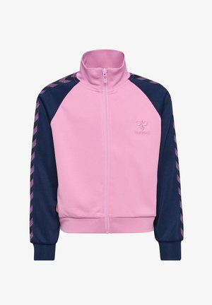 Reißverschluss-Trainingsjacke mit pinkfarbenem Körper, marineblauen Ärmeln und einem strukturierten Muster entlang der Schultern. Verfügt über einen hohen Kragen und gerippte Bündchen.