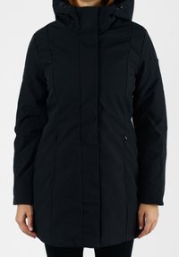 Černý, kapucí vybavený kabát s hladkým, jemným povrchem, předním zipem, bočními kapsami a mírně prodlouženým střihům, navržený pro teplo a pohodlí.