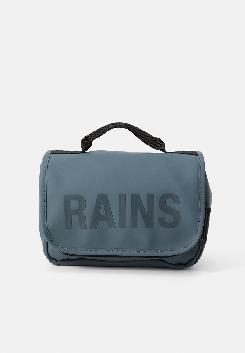 Saco impermeável azul com uma aba dobrável e uma alça superior. Apresenta a inscrição em relevo "RAINS" e uma textura suave e mate.