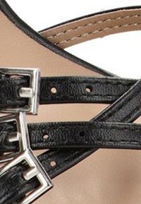 Sandalia de cuero negro con múltiples correas y un acabado texturizado. Hebillas rectangulares plateadas y orificios para un ajuste ajustable. Forro interior suave.